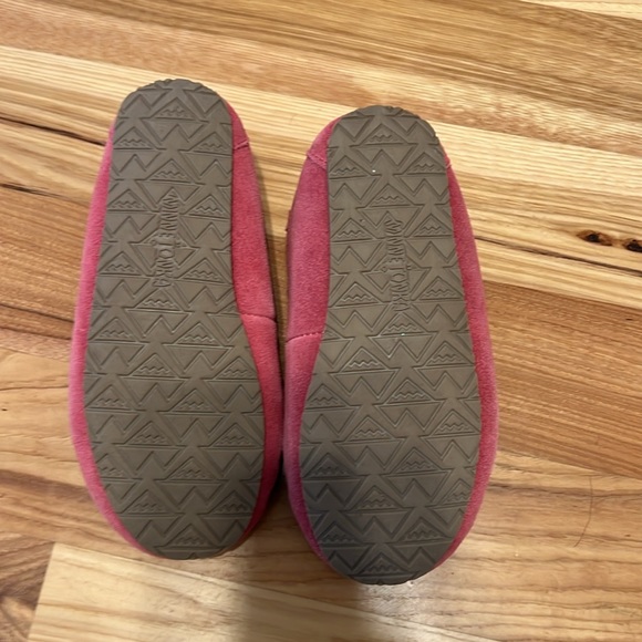 Girls Minnetonka slippers - Picture 2 of 4